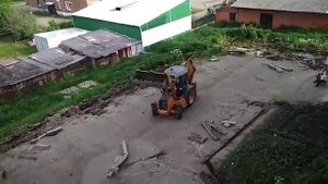 Работы по укладке асфальта во дворе дома по Советской, 15.mp4