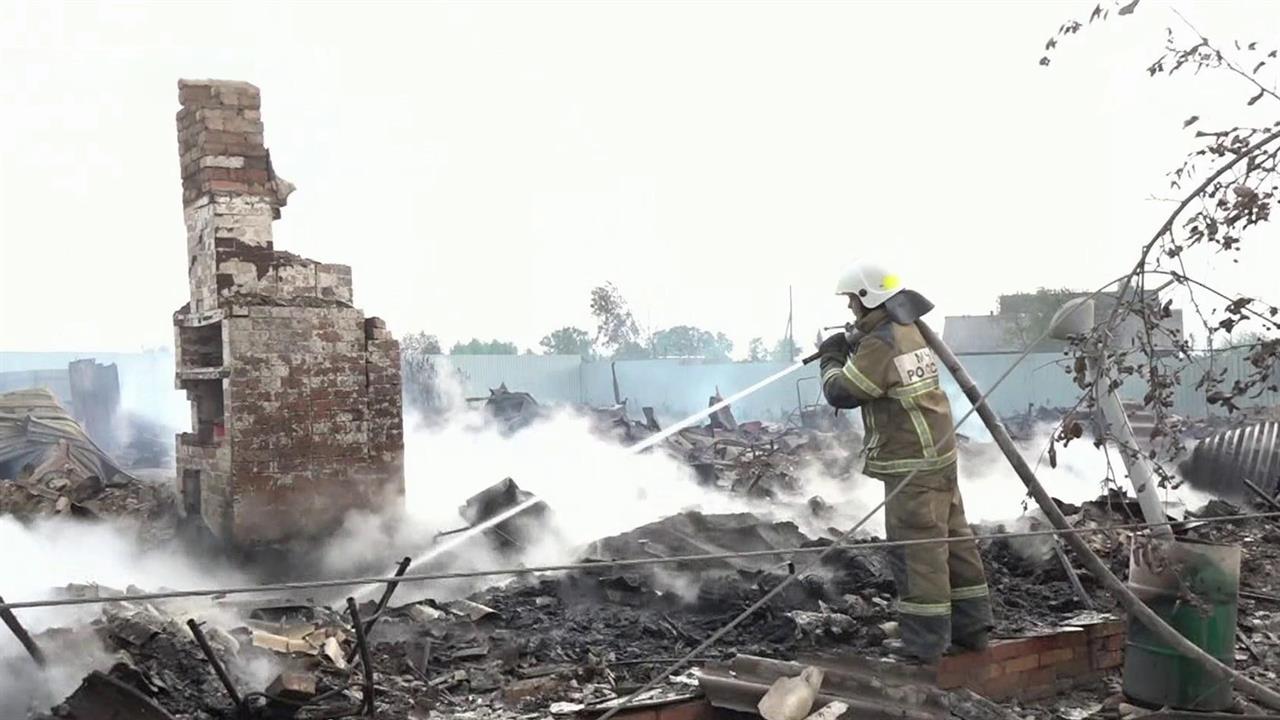 В районе поселка Шадуриха в Свердловской области продолжается тушение природных пожаров