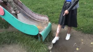 Моментальный способ доиграться до травм на детской площадке