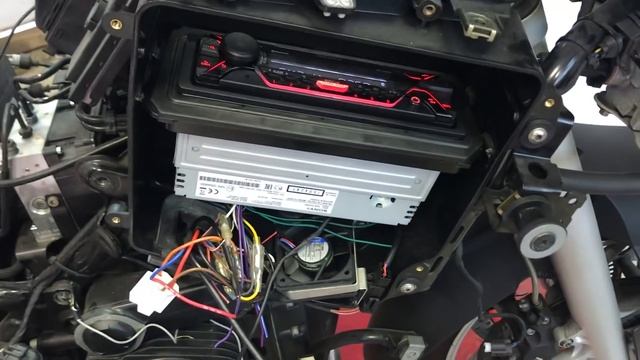 BMW R1200RT Ставим магнитоллу и делаем прикуриватель смотреть онлайн