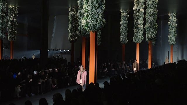 Miuccia Prada and Raf Simons present Prada FW23 Womenswear Collection смотреть онлайн