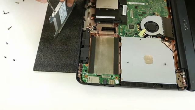 Replacing the HDD in ASUS X555 [Seagate Firecuda] смотреть онлайн
