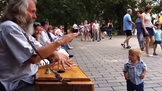 #Русские #гусли #Пробудись, #проснись, весь честной #народ . Малыш заворожен гуслями.