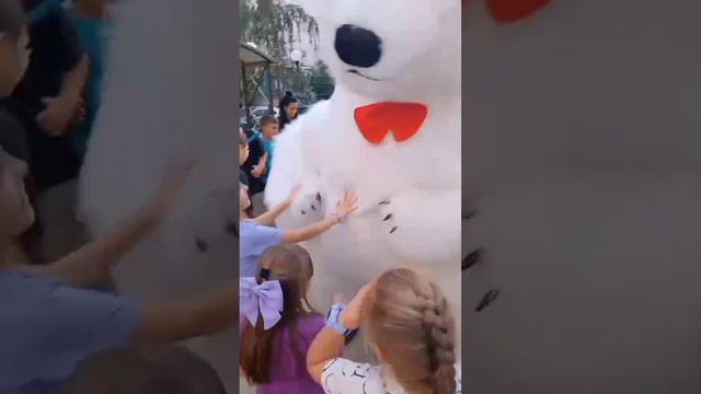 мишка развлекается с детворой.