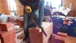 Пилим кирпич ножовкой.