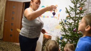 С ДЕТЬМИ СТАВИМ И НАРЯЖАЕМ НОВОГОДНЮЮ ЁЛКУ.