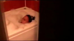 Жена в ванной поет прикольную песню