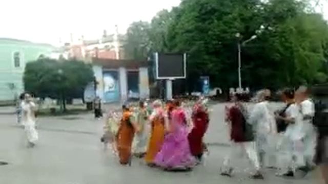 Харе́ Кри́шна - шествие по улице