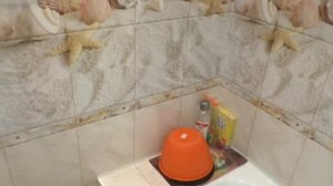 Отделка стен в ванной пластиковыми панелями 1 год спустя после проведённого ремонта. Обзор в ванной