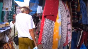 79. Рынок в Мапусе в пятницу. Шопинг. Себе купил шорты, а мне не хотел покупать сумочку... Гоа.