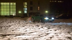 Дрифт блондинки зимой на льду на Ford Mustang