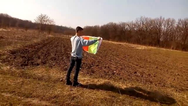 Дождались, пока не стало ветра и пошли запускать змея))) смотреть онлайн