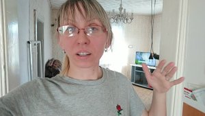ДЕРЕВЕНСКАЯ ЖИЗНЬ Переехала из города в ДЕРЕВНЮ однаОДНА в ДЕРЕВНЕ Посадила лук на зелень