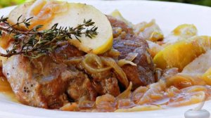 Горячем на праздничном столе быть!
СВИНИНА С ЯБЛОКАМИ И ЛУКОМ