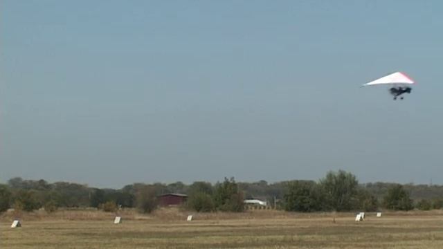 Сверхлегкие самолеты и парашютисты показали шоу в небе над Армавиром смотреть онлайн