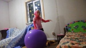 Деревенская бабка изучает большой мяч попрыгунчик!!!!!! ❤️💗😊😘