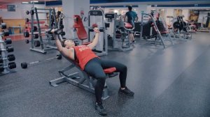 Разведение рук с гантелями на наклонной скамье