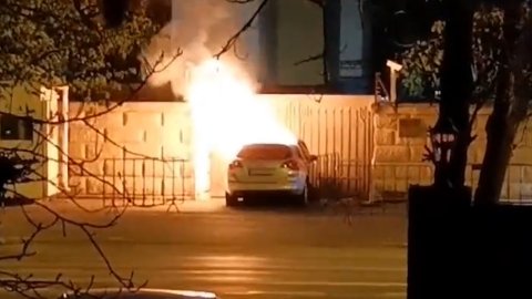 Появилось видео взрыва автомобиля у посольства России в Румынии