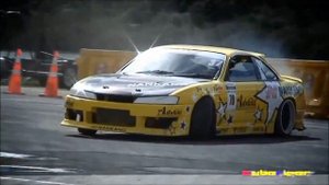 Дрифт на гоночных машинах.