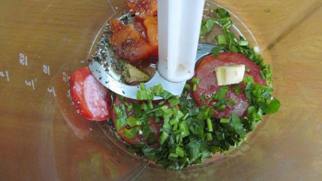 Паста с кабачком и соусом из помидора
