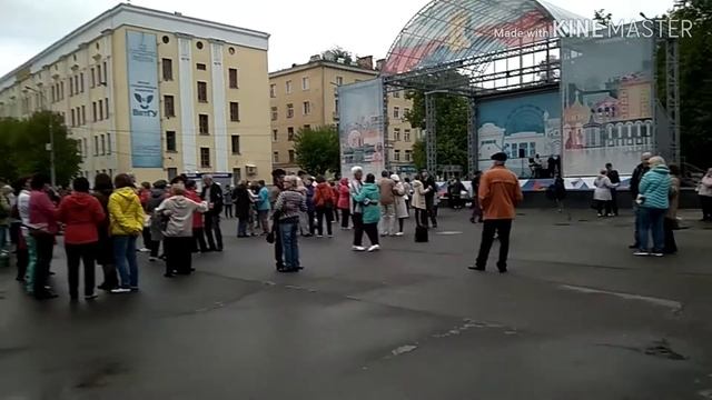 Танцы на театральной площади.