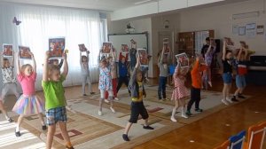 Танец с букварями- песня Букварик- Н.Май, перевод Л.Кириллова, исп.Ю.Селиверстова