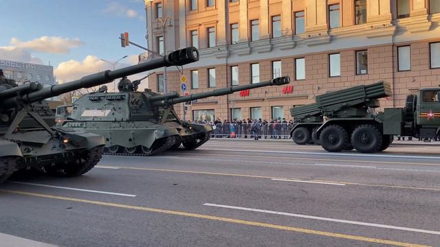 САУ МСТА-С на репетиции парада победы/the artillery system Msta-S in the Victory parade rehearsal смотреть онлайн