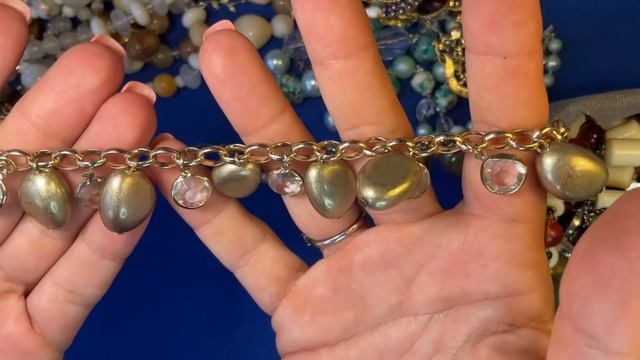 Продолжаем разбирать коробку с бижутерным ломом смотреть онлайн