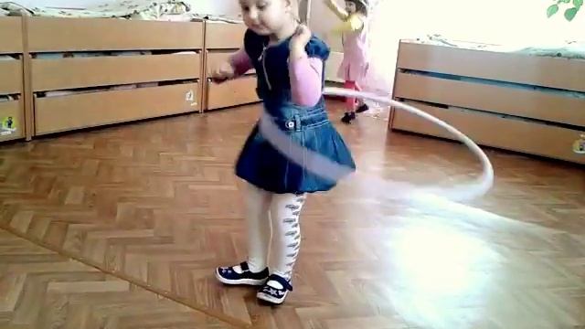 Учимся крутить обруч в детском саду. смотреть онлайн