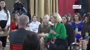 Ведущая шоу "Утро на "Россия-1" Елена Николаева заселфилась с юными журналистами