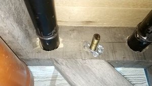 Столярные тиски из старых амортизаторов и шпильки своими руками