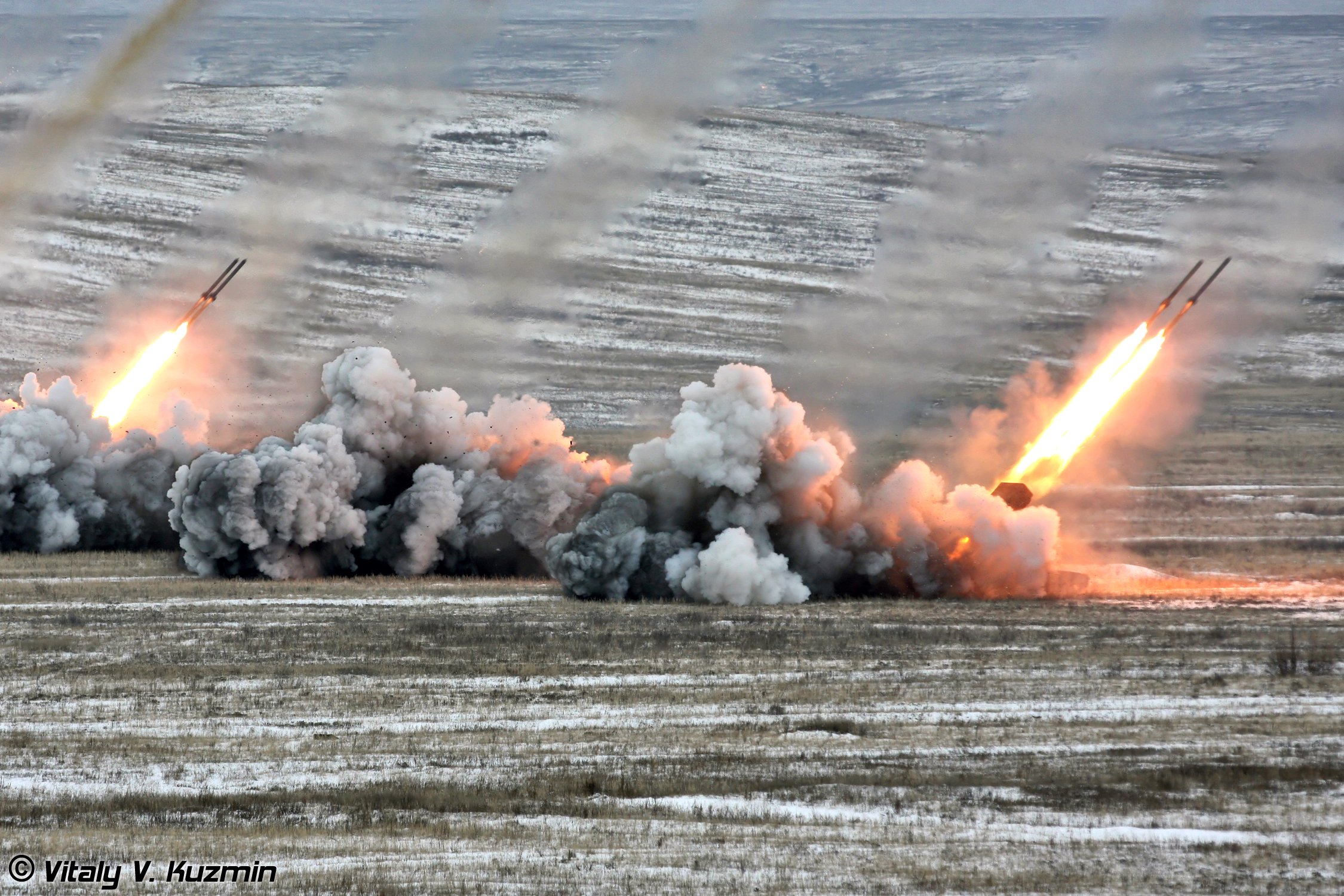 Ракета атакамс фото. ТОС-1а Солнцепек. ТОС-1а Солнцепек залп. Торнадо Солнцепек. Огнемётная система солнцепёк.