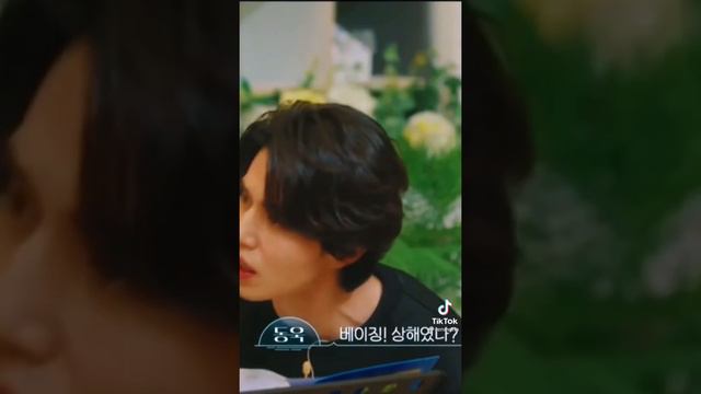 Rosé hablando con el actor Lee dong Wook sobre cuando se conocieron✨