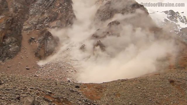 Камнепад в горах - обвал скалы смотреть онлайн