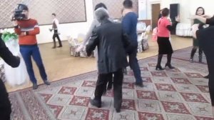мужик казах не реально танцует