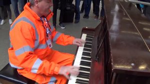 ОБЫЧНЫЙ ТРУДЯГА НА ВОКЗАЛЕ ► ОБЫГРАЛ НА ПИАНИНО ЗНАМЕНИТЫХ МУЗЫКАНТОВ