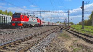 Железная дорога. Электровоз ЭП2К-406 с поездом Москва-Архангельск