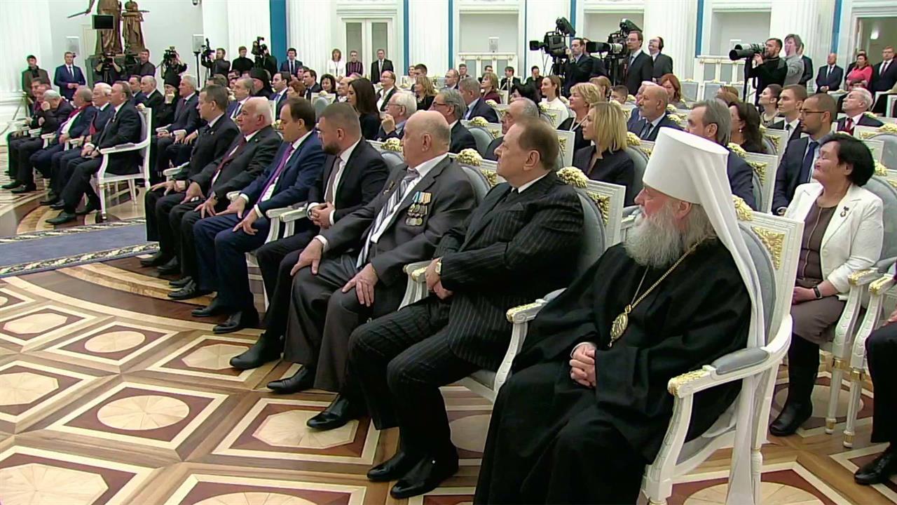 Владимир Путин вручил государственные награды