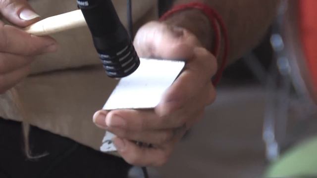 Piano Busker on Fender Rhodes and looping junk percussion смотреть онлайн