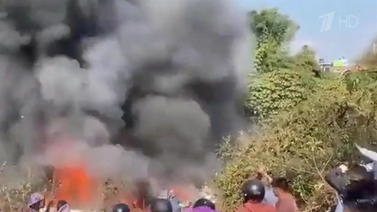 Пассажирский самолет упал сразу после взлета под непальским городом Покхар