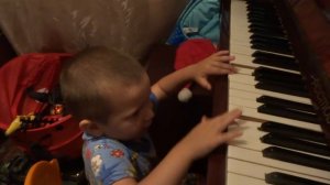 Сынок исполняет на пианино!!!!!!!!!!