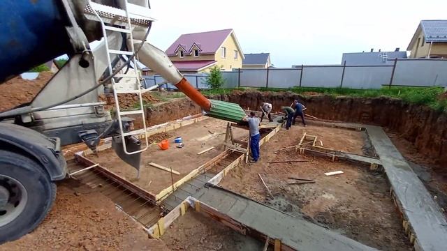 Выгрузка бетона в опалубку.9 кубов на фундамент.работа на автобетоносмесителе миксере смотреть онлайн