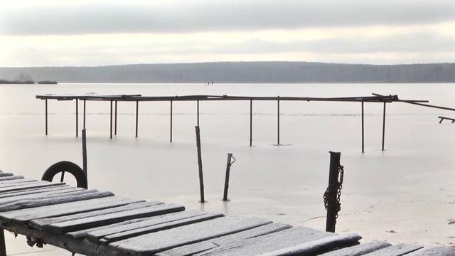 Под Ревдой трое гонщиков на снегоходе ушли под лед. Спасатели вышли в рейд смотреть онлайн
