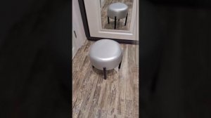 Пуфик для прихожей, серебро, чёрные ножки 34х34