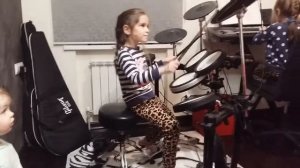 Дети играют на барабанах