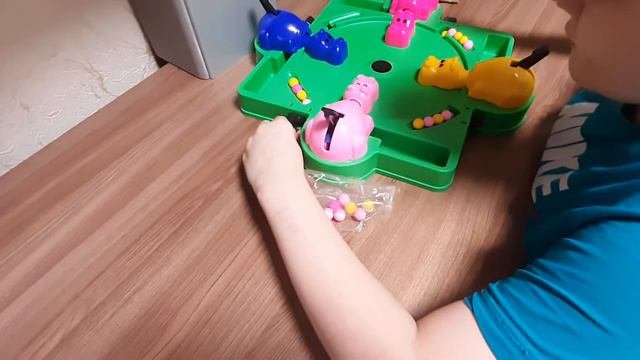 Бегемотики съели все шарики! Играем и распаковываем!
