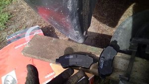 Citroen berlingo,  Peugeot partner.  Замена тормозных колодок,  система bosch. Колодки ABE.