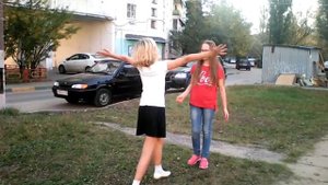 Как обнимаю сестру я и как обнимают другие