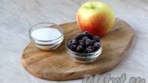 Компот из яблок и смородины в кастрюле