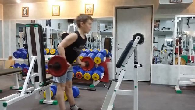 Подъём штанги на бицепс 15 кг на 10 раз, 20 кг на 10 раз, 25 кг на 10 раз смотреть онлайн
